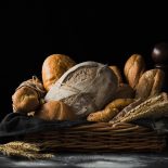 Cesto com vários tipos de pão