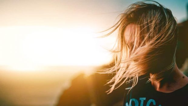 Mulher com cabelo esvoaçante