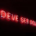 Néon “Deve ser aqui”