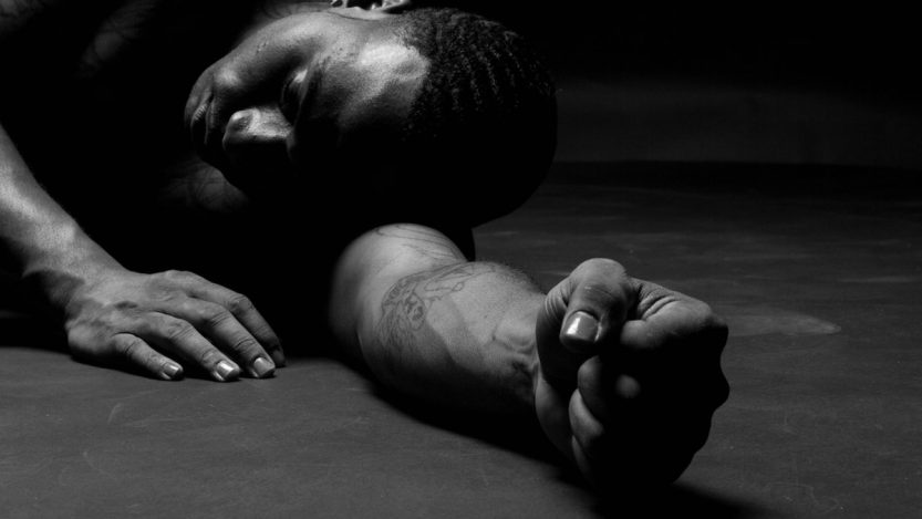 Homem deitado no chão