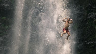 Homem saltando de cascata