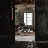 Cadeira em armazém abandonado
