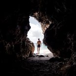 pelo buraco da gruta