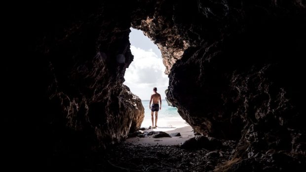 pelo buraco da gruta