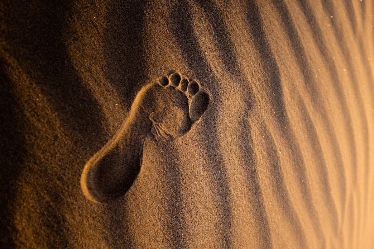 pegada na areia