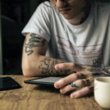 Homem lendo em e-book reader